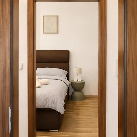 Aurion Spacious 2br Near Castle - Parking - Up To 8 Guests Apartment