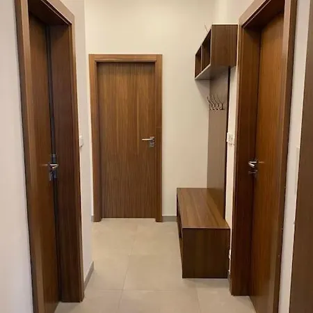 Spacious 2br 6min From Castle!