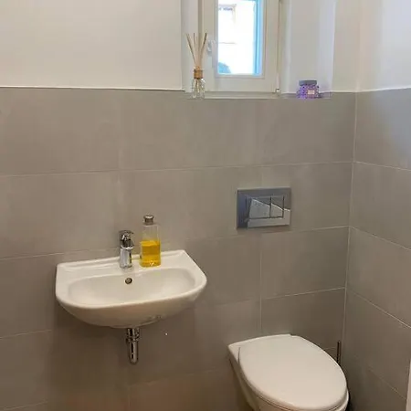 Spacious 2br 6min From Castle! *